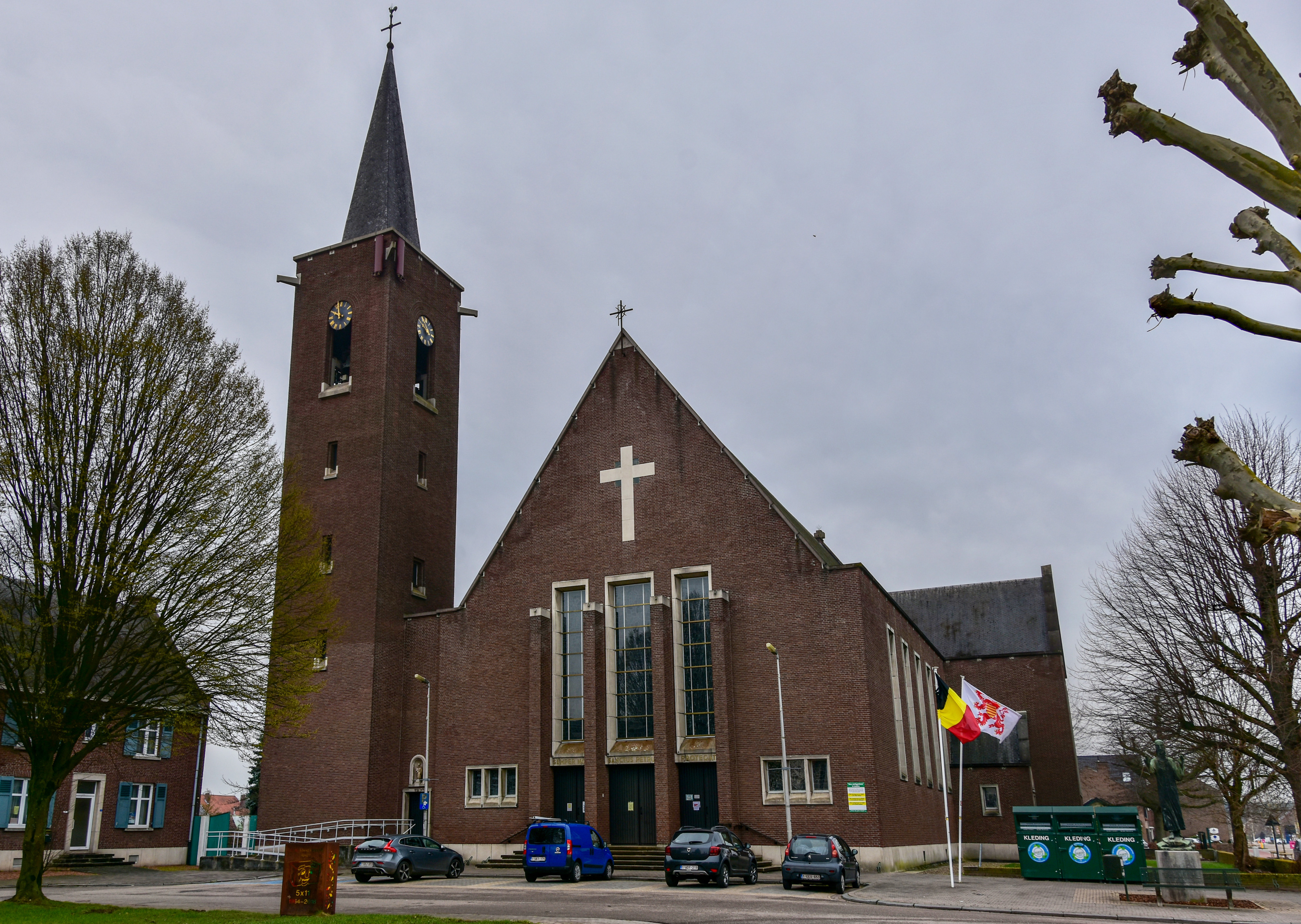 Het kerkgebouw in Reken van buitenaf gezien