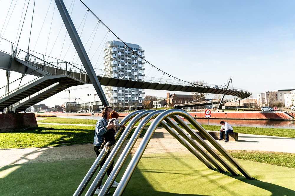 Collegebrug aan Buda Beach